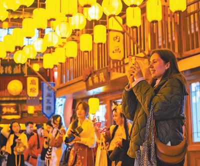 体验“中国年”！春节假期外国人来华旅游升温